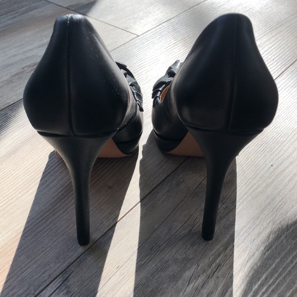 Ann Taylor Ruffle Pump Heels - 7.5 - Picture 4 of 6
